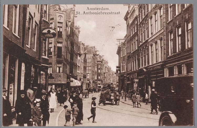Prentbriefkaart van de Sint Anthoniesbreestraat in Amsterdam, ca. 1915, collectie Jaap van Velzen, JCK.   