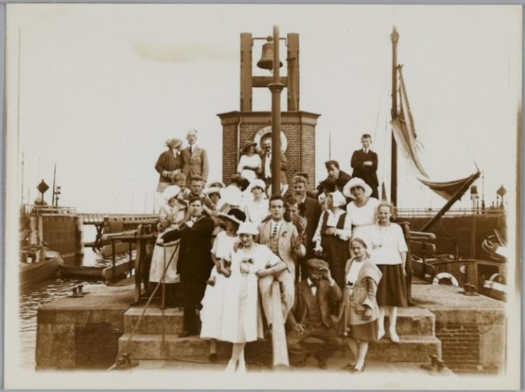 Ary Belinfante en leerlingen. Groepsfoto (met leerlingen) van Ary Belinfante, circa 1920. Bron: Joods Historisch Museum.   
