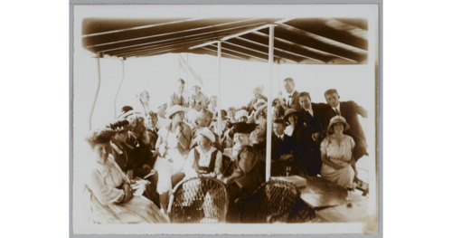 Ary Belinfante en leerlingen. Groepsfoto (met leerlingen) van Ary Belinfante, circa 1920. Bron: Joods Historisch Museum.  