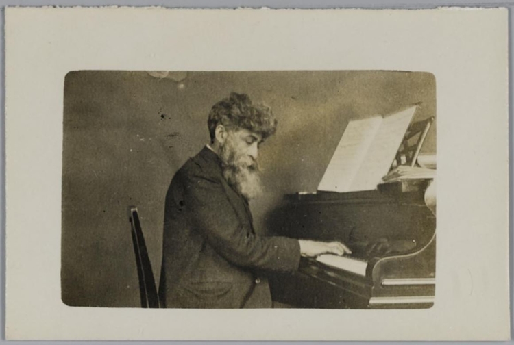 Ary Belinfante aan de piano, oefenen en oefenen. Bron: JHM  	F000434  