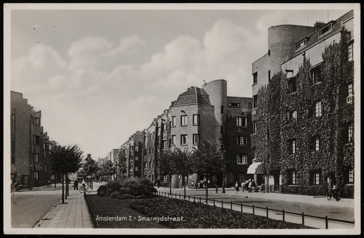 Smaragdstraat in 1940, gemaakt door de frima A. Vigeveno, collectie Stadsarchief Amsterdam, prentbriefkaarten (beeldbank).  