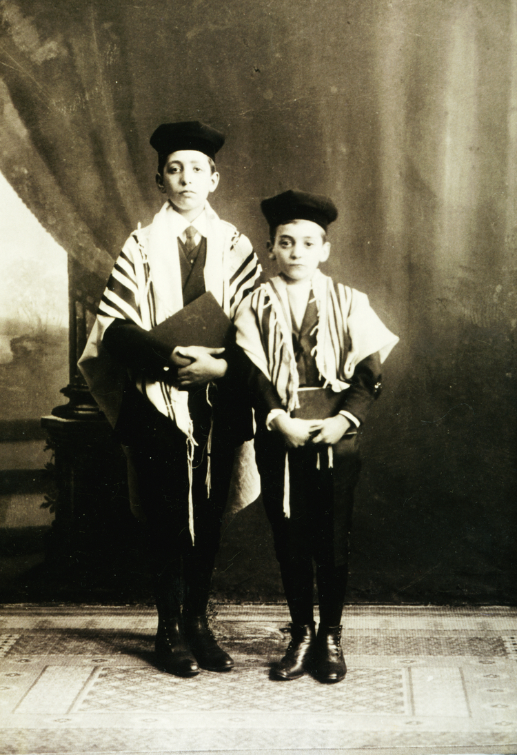 Sam Englander en zijn jongere broer Louis. De foto is mogelijk genomen t.g.v. de Bar Mitswa van Louis, ca. 1910. Maar dan klopt het jaartal niet, dan zou het 1913 moeten zijn.  