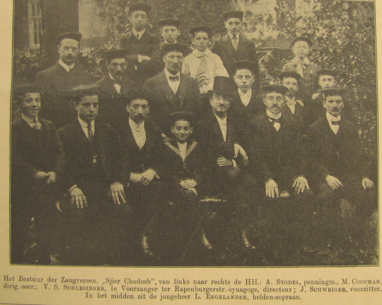 Het bestuur van de zangvereniging Sjier. Bron: De Joodsche Prins van 17 oktober 1912. Op de foto ook Louis (zittend) en Samuel Englander (bovenste rij, links).  