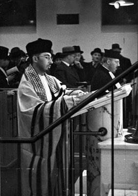 Cantor Benzion Moskovits, met naast hem Rabbijn Lodewijk Hartog Sarlouis, in de Lekstraat Synagoge, Amsterdam. Bron: het fotoarchief van het NIW, via JHM.   