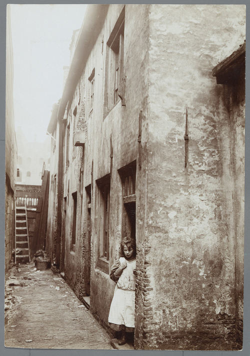Overzichtsfoto van de Hartjesgang in de Valkenburgerstraat in de Amsterdamse jodenbuurt met meisje in deuropening, ca. 1913. Bron: collectie Jaap van Velzen; voor informatie: JCK.  