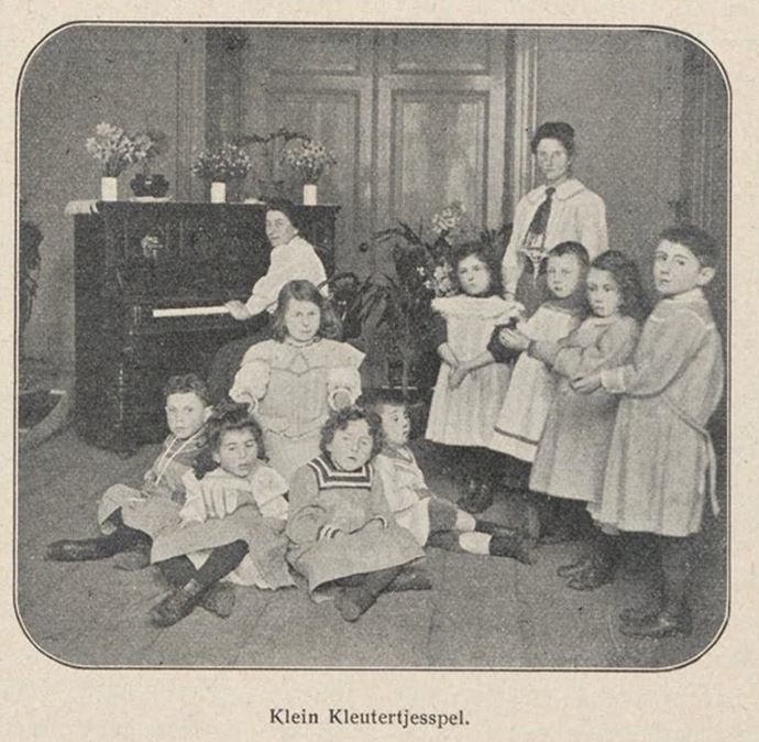 Foto in de Fröbelschool Cornelia. BRON: Op de hoogte jrg 5, 1908, 25-05-1908   