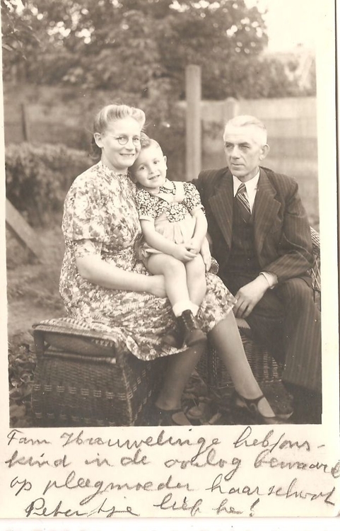 Peter met zijn onderduikouders Jeanne en Pieter van Houwelingen Bergen op Zoom 19441944  
