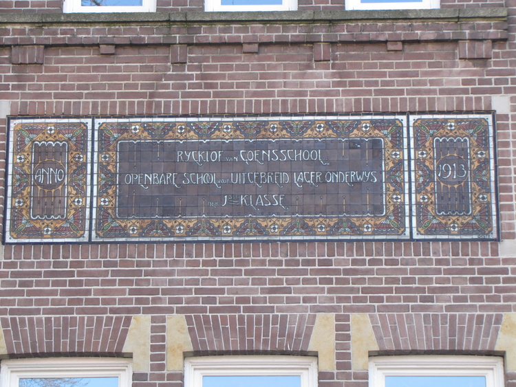 Tegeltableau van een school aan de Zeeburgerdijk 54 in carduus, foto: Frits Slicht  