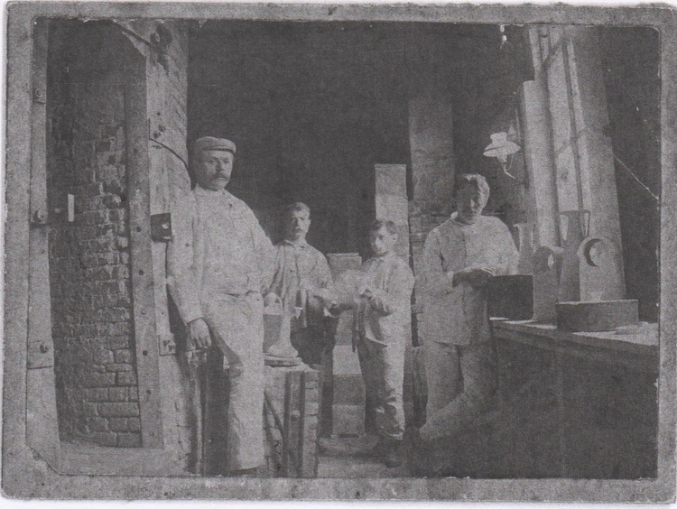 Foto uit 1910 met links de deur naar de oven, bron: familiearchief Drilsma  
