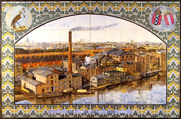 Tableau van 96 keramische tegels met een uitzicht op de Amsterdamse bierbrouwerij de Gekroonde Valk, door Plateelbakkerij de Distel in 1908, ontwerp van W.H. van Norden.  