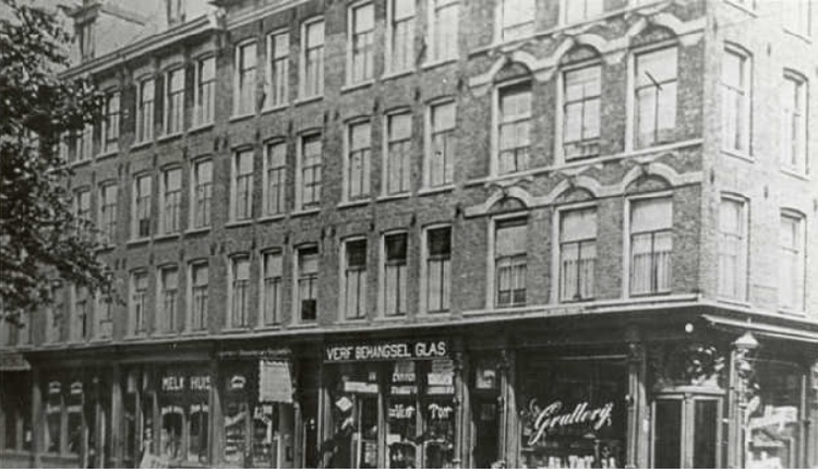 Czaar Peterstraat 1925 rond 1925, no.'s 108- 120 -  Op deze foto staan een kruidenierswinkel "De Grutterij", Verf- en behangzaak "De Verfton, een sigarenwinkel, een rijwielhandel en een melkwinkel. De foto is rond 1925 genomen. 