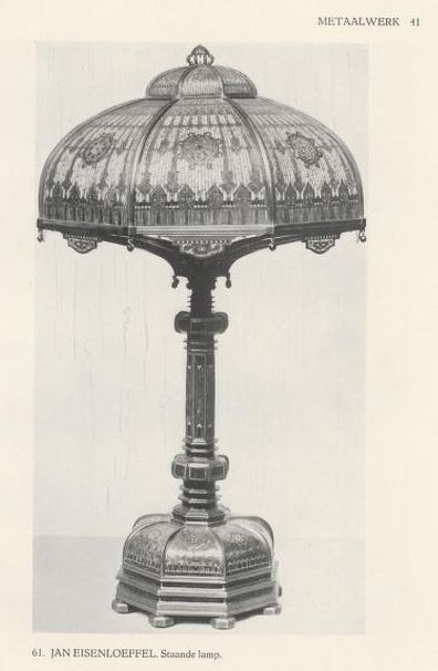 Metalen staande lamp van Eisenloeffel, bron: Jaarboek (1922) van Nederlandsche ambachts- & nijverheidskunst, Nederlandsche ambachts- en nijverheidskunst  