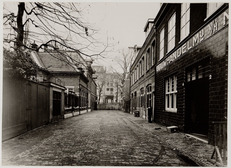Achter Oosteinde 2 – 14, gezien naar de Sarphatikade (1930). Geheel rechts de bouwmaterialenhandel Martin & Co, vervaardiger C.F. Jansen, Beeldbank SAA.  