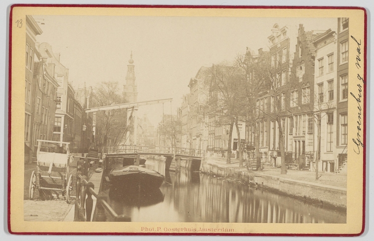 Groenburgwal in ca. 1875 met Brug 227 gezien naar de Raamgracht en de Zuiderkerk met links de ingang van de Staalstraat. Rechts Groenburgwal 67, 65, 63, 61 en 59 hoek Staalstraat. Foto van Pieter Oosterhuis, beeldbank SAA.  