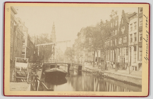 Groenburgwal in ca. 1875 met Brug 227 gezien naar de Raamgracht en de Zuiderkerk met links de ingang van de Staalstraat. Rechts Groenburgwal 67, 65, 63, 61 en 59 hoek Staalstraat. Foto van Pieter Oosterhuis, beeldbank SAA.  