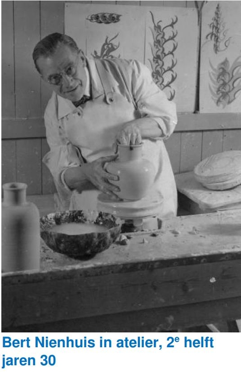 Foto van Bert Nienhuis in atelier tweede helft jaren dertig, bron:  Museum Goedewaagen  