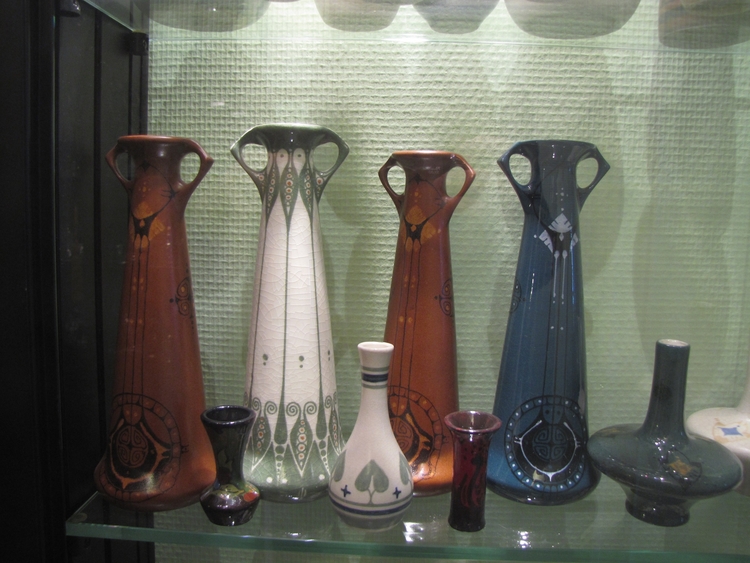 Verschillende creaties van De Distel, met de tweede vaas van links een ontwerp van Nienhuis, bron: Mevr. Drilsma, foto: Frits Slicht  