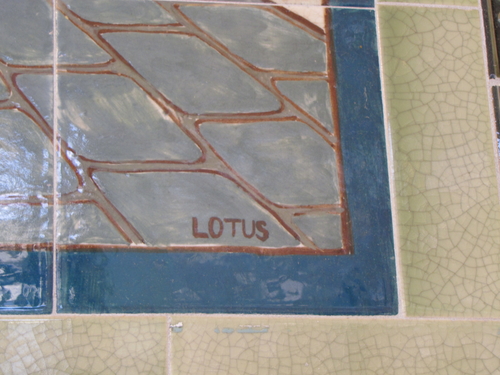 Naam Lotus op een tegeltableau, oorspronkelijk voor een bakkerij in de Haarlemmerstraat, bron: Frits Slicht  