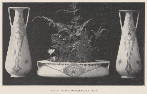 Schoorsteengarnituur, ontworpen door Bert Nienhuis. Bron: De lelie; maandelijks katholiek dames-tijdschrift voor Noord- en Zuid-Nederland, jrg 1, 1909-1910, no 4, 01-12-1909  