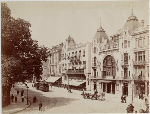 Rembrandtplein 1 t/m 35 (v.l.n.r.), gezien richting Reguliersbreestraat. Rechts: ingang Bakkersstraat. Links tram van lijn 9 (motorwagen 196). Op de hoek (rechts) zat de tegelhandel van Heystee. Uit 1905, bron: Beeldbank SAA.  