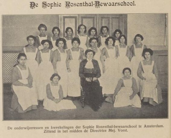 Onderwijzeressen en kwekelingen van de Rosenthal bewaarschool, bron: de Joodsche Prins van 6 februari 1913, blz. 216  