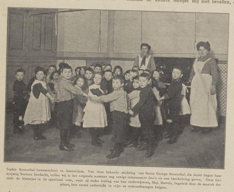 Kinderen in de speelzaal van de Rosenthal bewaarschool, bron: de Joodsche Prins van 13 februari 1913, blz. 216  