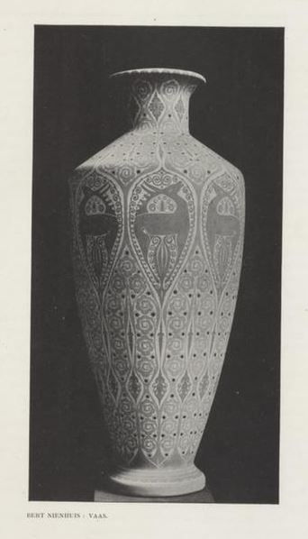 Afbeelding van een de tweede ’merkwaardige vaas’, aldus Onze Kunst van 1910 – 1911  