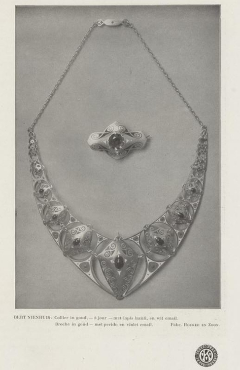 Voorbeelden van o.a. een collier van de hand van Bert Nienhuis, bron: Onze Kunst van 1910 – 1911.  