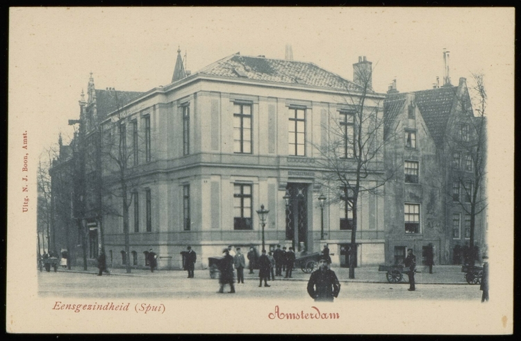 Prentbriefkaart van het gebouw de "Eensgezindheid" aan het Spui 12 hoek Nieuwezijds Voorburgwal met rechts de achterzijde van het Begijnenhof. Uitgave N.J. Boon, Amsterdam in ca. 1900. Bron: Beeldbank SAA  