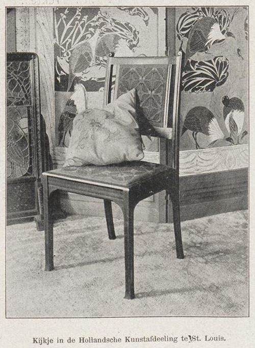 Afbeelding van stoel met het vuurscherm van en door Theo Nieuwenhuis. Bron: Op de Hoogte van 15 aug. 1904.  