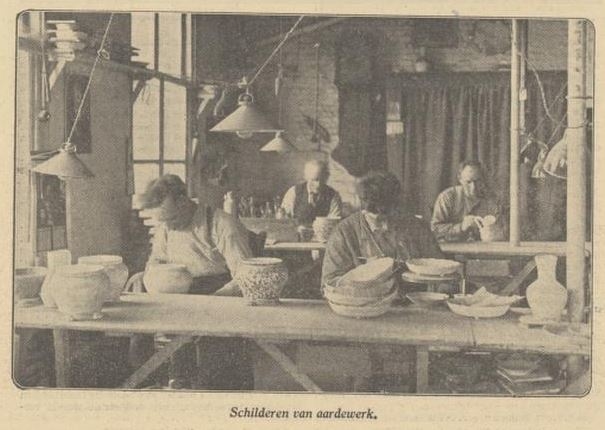 Het schilderen van Aardewerk, bron: het Algmeen Handelsblad van 20 dece. 1939.  