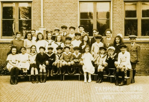 Bron: JCK, Joods Museum, datering juli 1922 schoolfoto (klas) met de twee dochters van Jac. Lob  