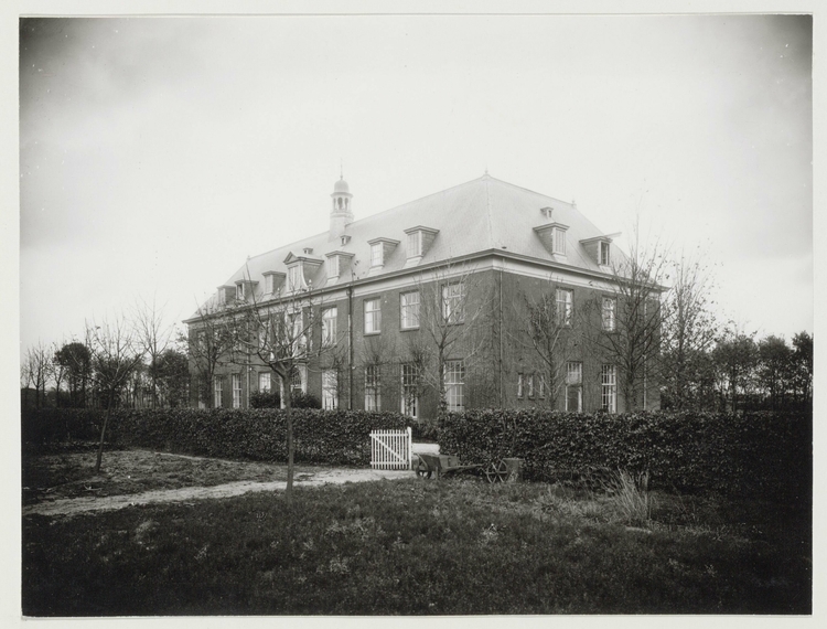 Foto van het Joods Kinderopvanghuis Berg-Stichting Laren (NH) Exterieur. Architect: G.A. van Arkel (1858-1918). Collectie Merkelbach, 1918, SAA  