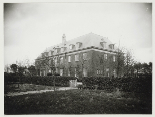 Foto van het Joods Kinderopvanghuis Berg-Stichting Laren (NH) Exterieur. Architect: G.A. van Arkel (1858-1918). Collectie Merkelbach, 1918, SAA  