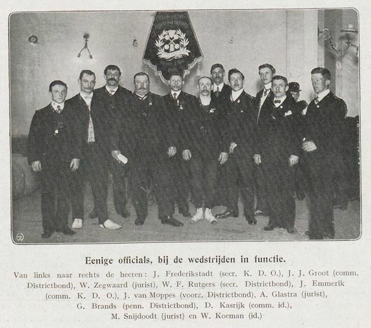 Meerdere officials uit de kracht sport, waaronder Jacob van Moppes in: De revue der sporten jrg 3, 1909, no 27, 17-11-1909  