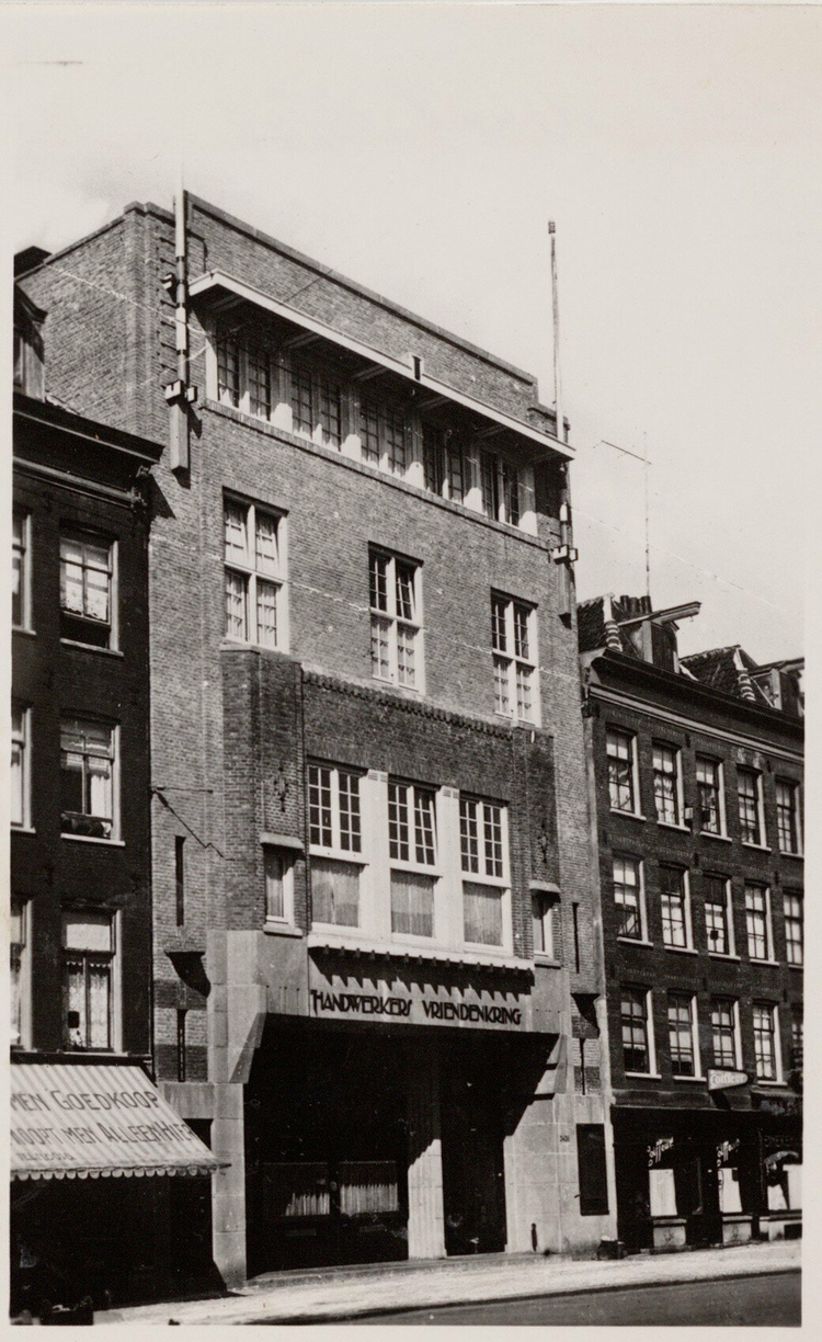 Roetersstraat 34-36 met in het midden: gebouw Handwerkers Vriendenkring uit de fotocollectie van het SAA.  