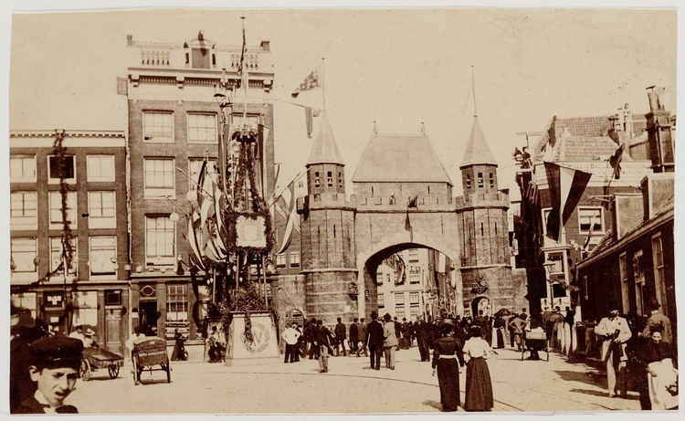 Inhuldiging koningin Wilhelmina in 1898. De Vinkenpoort op het Rapenburgerplein. Rechts Rapenburgerstraat 195, de Portugees-Israëlietische Synagoge (thans Mr. Visserplein 1). Links Jodenbreestraat 103-105. Rechts de ingang van de Muiderstraat met op de hoek nummer 1. Het Markenplein ligt achter de poort. Bron: fotoarchief SAA.  