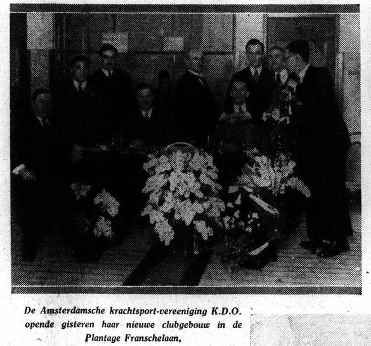 Een nogal donkere foto van de opening van het nieuwe clubgebouw, bron: Het Volk: dagblad voor de arbeiderspartĳ van 18 januari 1932  