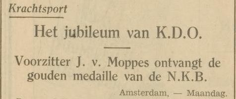 Kop van het artikel over het 40 – jarig bestaan van K.D.O. en een Gouden medaille voor Jacob van Moppes, bron: Het Volk 25 november 1935  